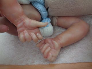 muñeco reborn de 42 cm, con los ojos cerrado . con