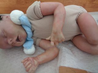 muñeco reborn de 42 cm, con los ojos cerrado . con