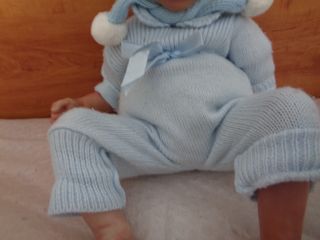 muñeco reborn de 42 cm, con los ojos cerrado . con