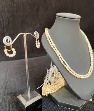 Pendientes en oro de 18kl. Collar de perlas.