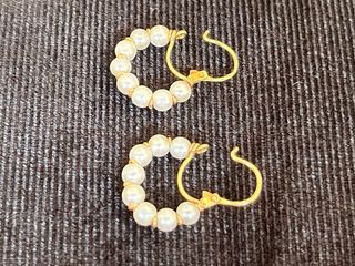 Pendientes en oro de 18kl. Collar de perlas.