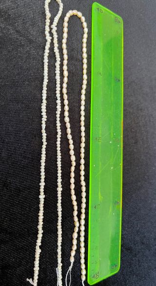 Pendientes en oro de 18kl. Collar de perlas.