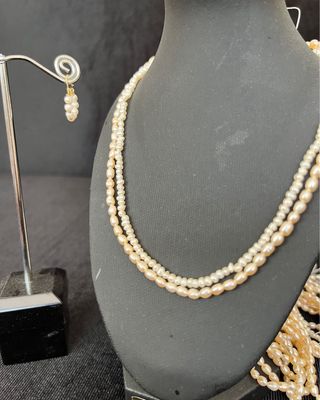 Pendientes en oro de 18kl. Collar de perlas.