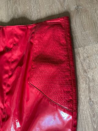 Minifalda roja vinilo H&M talla 36