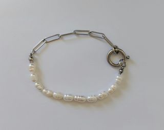 Pulsera perlas y cadena de eslabones 