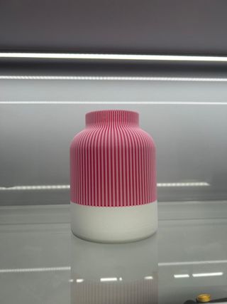 Jarrón decorativo rosa y blanco