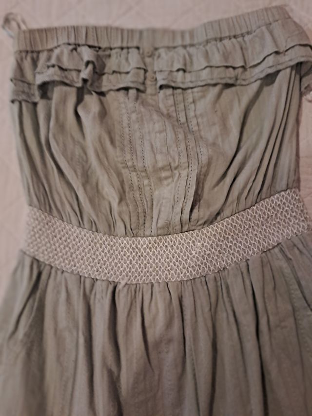 Vestido verde claro de 
verano sin tirantes