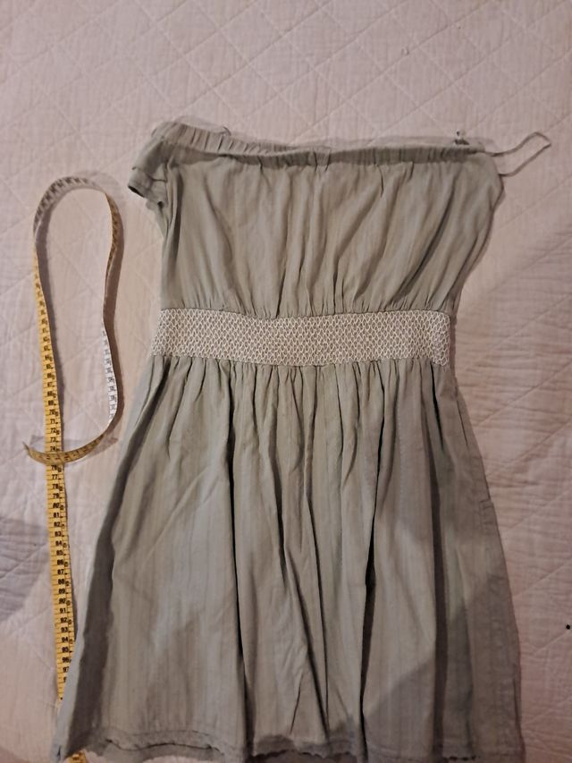 Vestido verde claro de 
verano sin tirantes