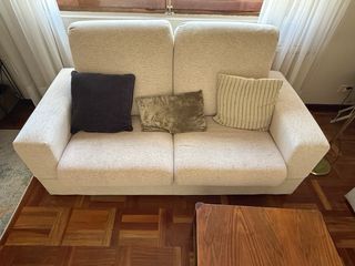 2 Sofás beige de 2 plazas.Regalo mesita y cojines