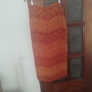 Falda larga roja y naranja