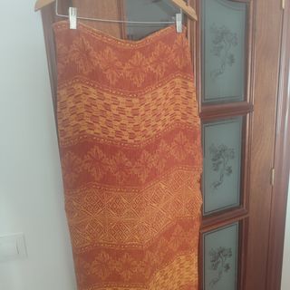 Falda larga roja y naranja