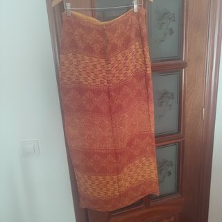 Falda larga roja y naranja