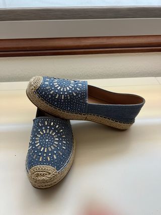 Alpargatas azules, talla pequeña