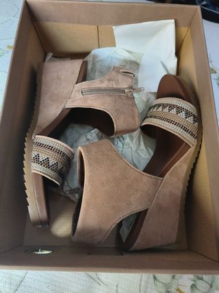 Sandalias cuña beige-marrón de piel )