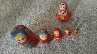 Matrioske russe - 5 bambole e una campana