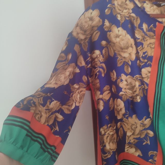 Blusa Zara floral multicolor