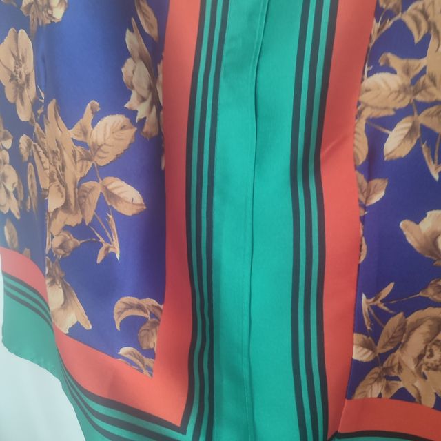 Blusa Zara floral multicolor