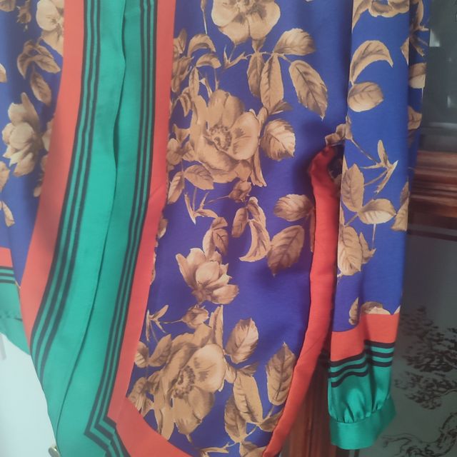 Blusa Zara floral multicolor