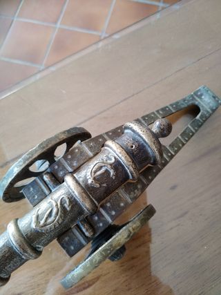 Cañón bronce antiguo