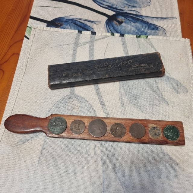 Afilador de barbero antiguo con monedas auténticas