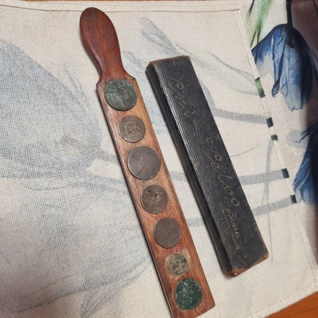 Afilador de barbero antiguo con monedas auténticas
