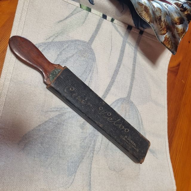 Afilador de barbero antiguo con monedas auténticas