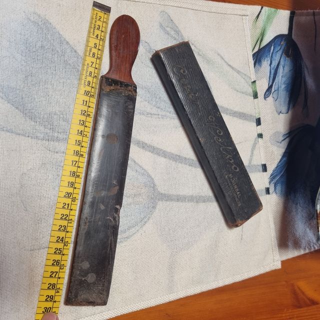 Afilador de barbero antiguo con monedas auténticas