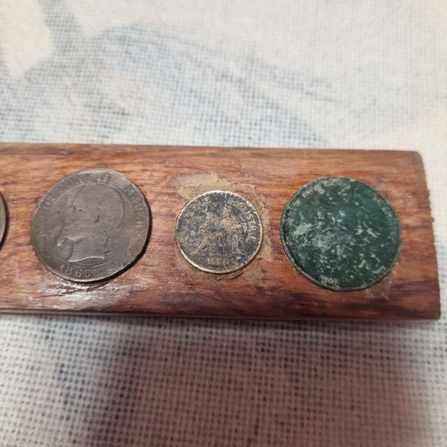 Afilador de barbero antiguo con monedas auténticas