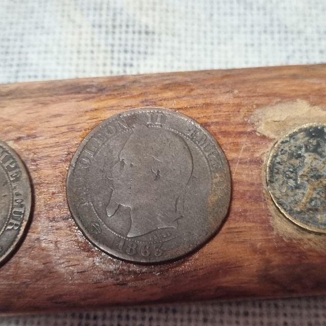 Afilador de barbero antiguo con monedas auténticas