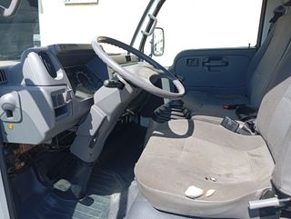 Camión Nissan Cabstar 2006