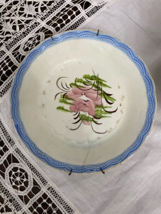 Plato antiguo pintado a mano