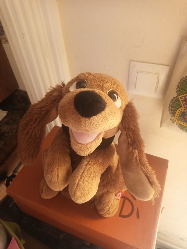Perro musical orejas moviles. Peluche movible
