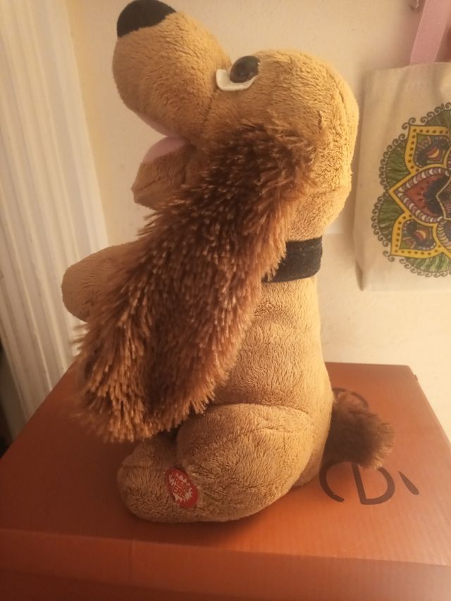 Perro musical orejas moviles. Peluche movible