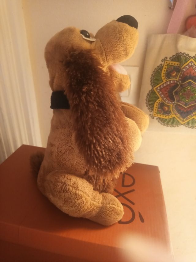 Perro musical orejas moviles. Peluche movible