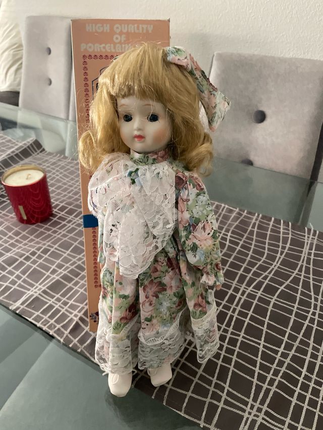 Bambola vintage in porcellana