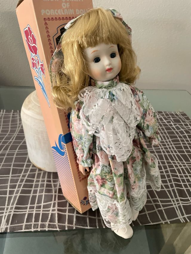 Bambola vintage in porcellana