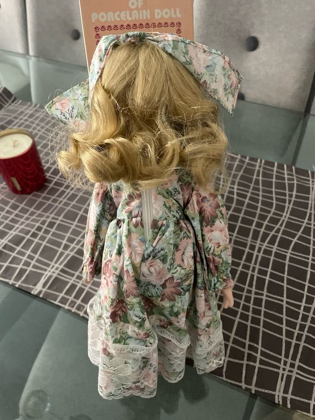 Bambola vintage in porcellana
