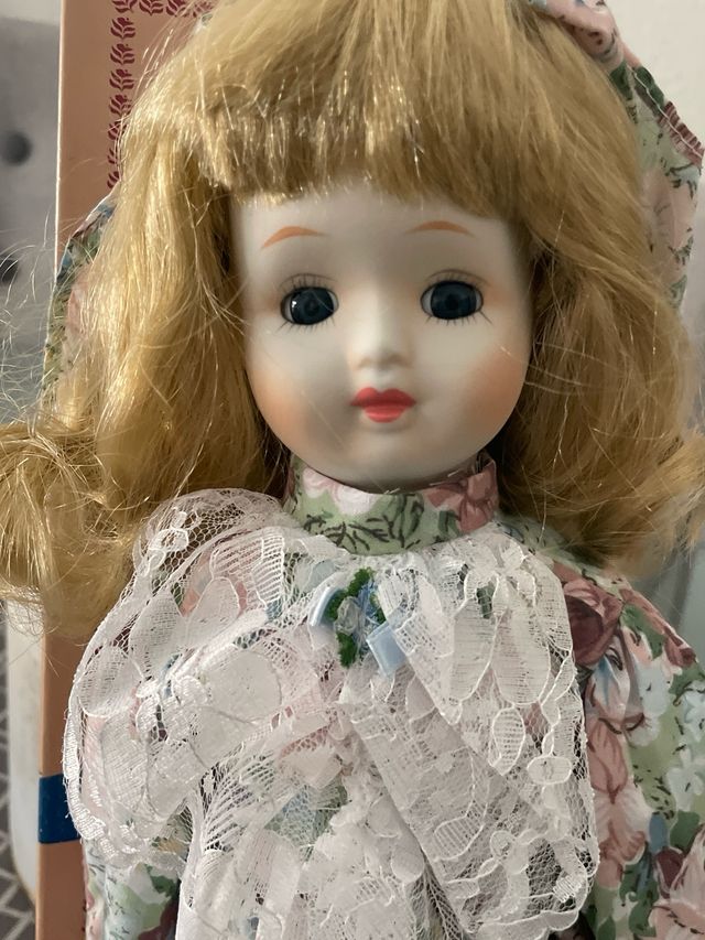 Bambola vintage in porcellana