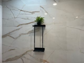 Azulejo porcelánico con brillo marmolado.