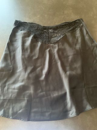 Camisón lencero negro de satén y encaje.