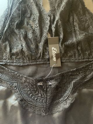 Camisón lencero negro de satén y encaje.