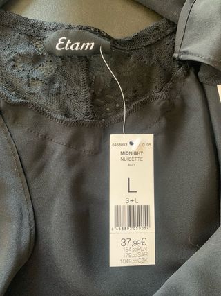 Camisón lencero negro de satén y encaje.