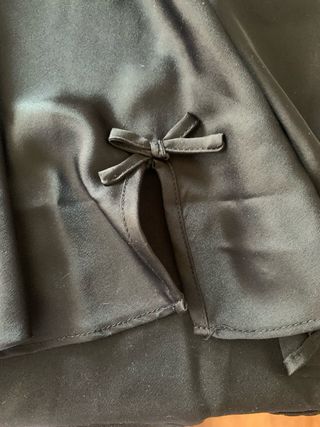 Camisón lencero negro de satén y encaje.