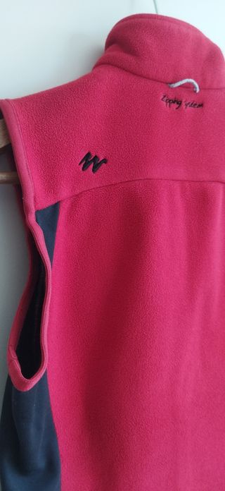 Chaleco polar Quechua rojo y negro