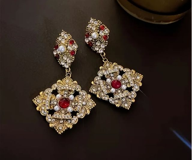 Pendientes retro dorados y zircones sintéticos