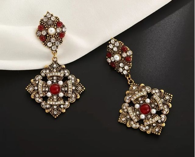 Pendientes retro dorados y zircones sintéticos