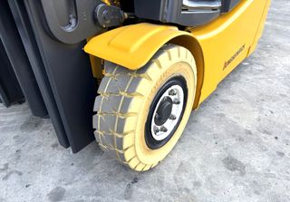 CARRETILLA ELEVADORA ELECTRICA SEMINUEVA 1600 KG