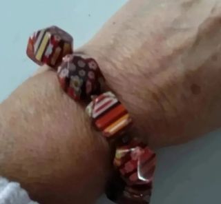 Pulseras piedras: rojas, blancas