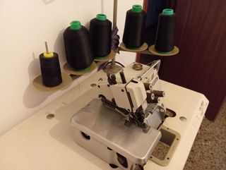 2 Máquinas de coser 1 Plana B-40D. Y 1 Overlock