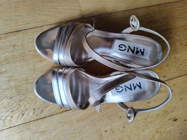 Sandalias cuña Mango doradas nº36